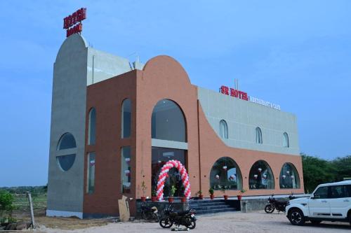 SR Hotel Restaurant & Cafe in พาโลดี