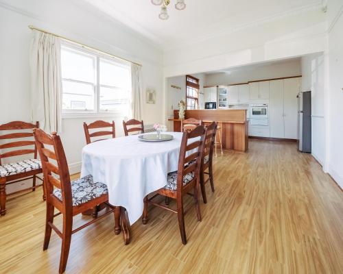 Home & Away on Turton, Devonport (Foto 2)