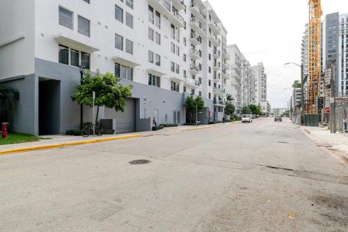 Brickell 1br w gym pool walk to beach MIA-85 in Miami, USA