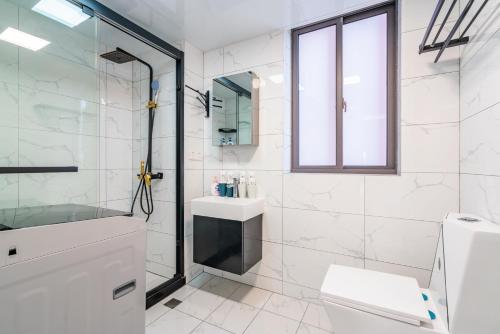 Nanjing West Road elevator two-bedroom, three-bed apartment close to the subway, Шанхай (фото 3)