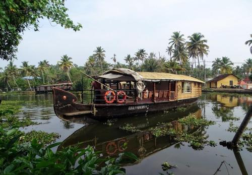 One Bed Room Houseboat, Kumarakom