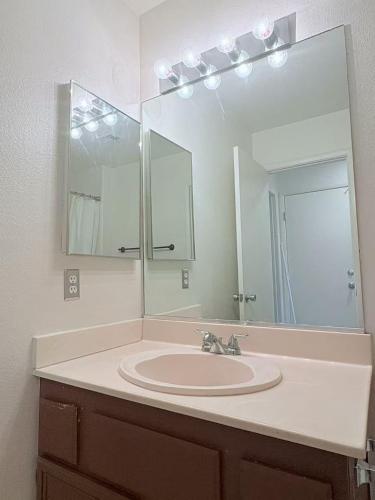 Stylish Renovated Home Near Strip, Stadium & Expo 35, Las Vegas (foto 2)