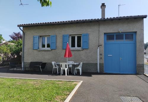 Dārzs, Chez Tata Malou - Maison avec jardin, cour fermée, proche toutes commodités (Chez Tata Malou - Maison avec jardin, cour fermee, proche toutes commodites) in Saint-Julien-Chapteuil