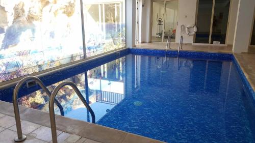 Bể bơi, Large one bedroom apartment, with village view in Peyia