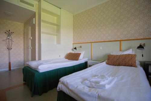 2 twin beds
