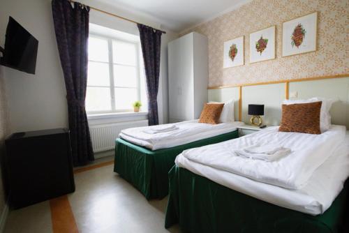 2 twin beds