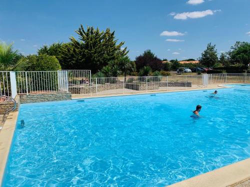 Chez Karine et Rodolphe La Cosy, piscines, plage in Saint Michel Chef Chef