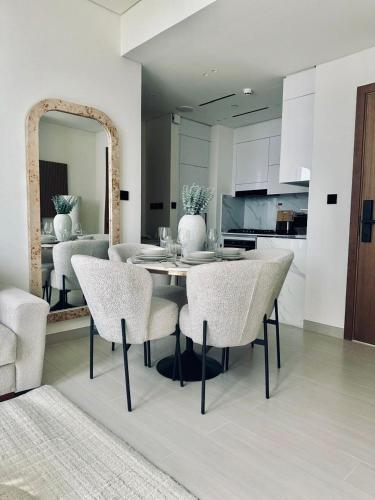 Cream Toned 1BR Suite with Parking Pool & Gym, Dubaï (photo 3)