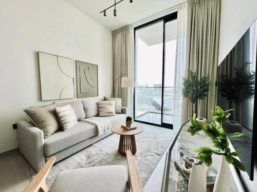 Chic 1BR with free Pool & Gym - Near Mall of Emirates near Jumeirah Village Circle