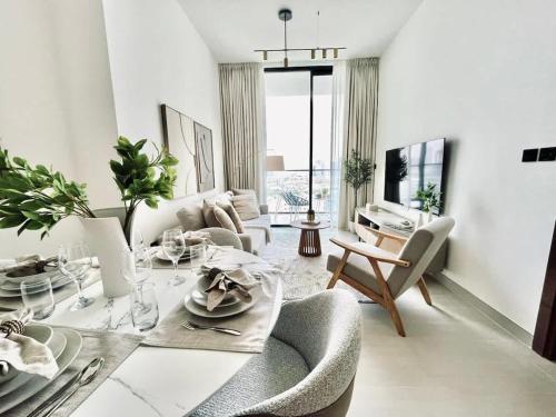 Chic 1BR with free Pool & Gym - Near Mall of Emirates near Jumeirah Village Circle