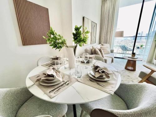 Chic 1BR with free Pool & Gym - Near Mall of Emirates near Jumeirah Village Circle