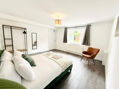 Spacious 4 Bed Home Near Metrolink Whitefield, Manchester