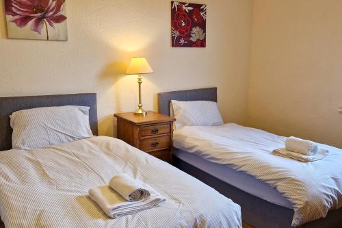 Tallis House, Sleeps 5, near City Centre, Free Parking, Long or Short Stays - by NMB Property, Manchester (photo 3)
