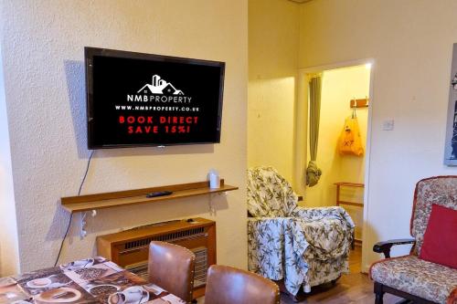 Tallis House, Sleeps 5, near City Centre, Free Parking, Long or Short Stays - by NMB Property, Manchester (photo 2)