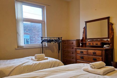 Tallis House, Sleeps 5, near City Centre, Free Parking, Long or Short Stays - by NMB Property, Manchester (photo 5)