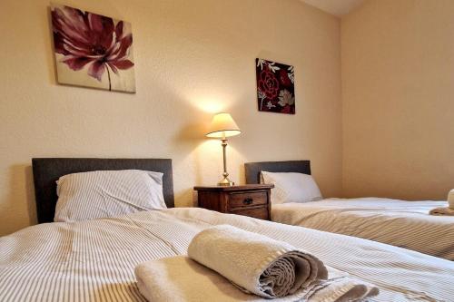 Tallis House, Sleeps 5, near City Centre, Free Parking, Long or Short Stays - by NMB Property, Manchester (photo 4)