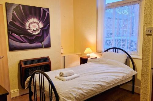 Tallis House, Sleeps 5, near City Centre, Free Parking, Long or Short Stays - by NMB Property, Manchester (photo 10)