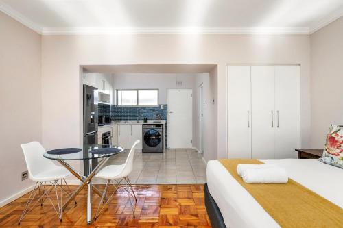 Spacious Studio in Prime Location - image 12