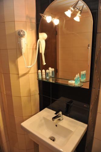 Standard Double Room image 2