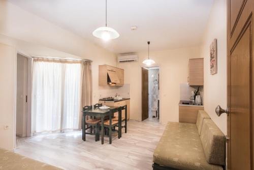 Mythos Beach Hotel Apartments - image 2