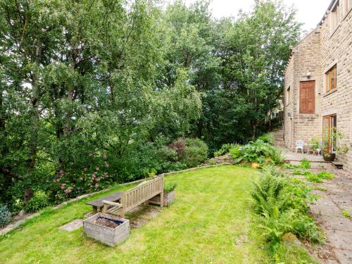 Kert, Wood Bank Studio Apartment in Holmfirth