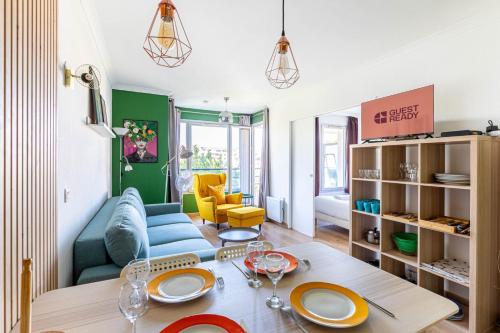 GuestReady - Sunny apartment with balcony views, Париж