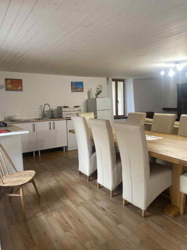 Kjøkken, Apple Barn Cottage with 5 Bedrooms in Oradour-sur-Vayres