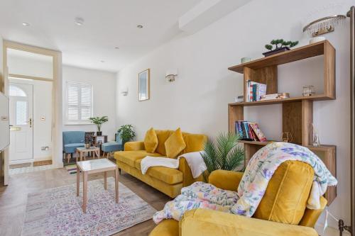 Charming Windsor Cottage, Castle Views, Garden & Walk Everywhere - By Tempstay, Windsor (Foto 5)