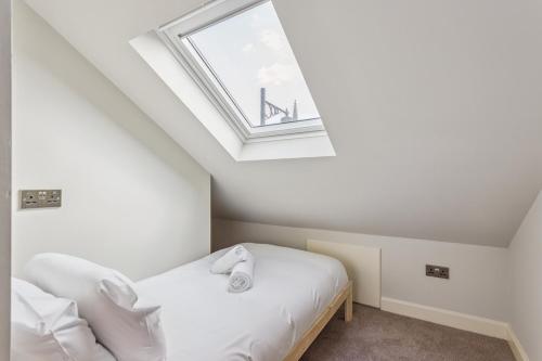 Charming Windsor Cottage, Castle Views, Garden & Walk Everywhere - By Tempstay, Windsor (Foto 6)