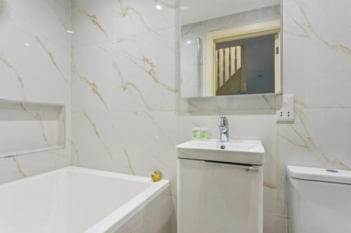 Charming Windsor Cottage, Castle Views, Garden & Walk Everywhere - By Tempstay, Windsor (Foto 8)