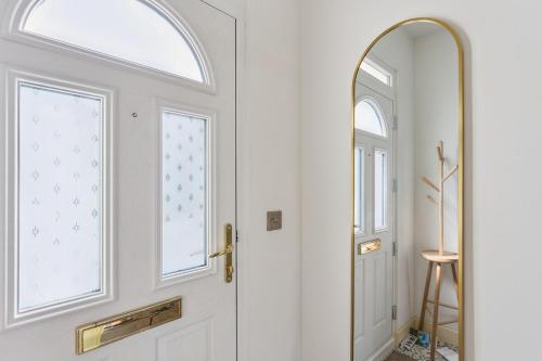 Charming Windsor Cottage, Castle Views, Garden & Walk Everywhere - By Tempstay, Windsor (Foto 9)