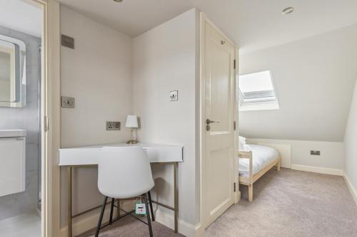 Charming Windsor Cottage, Castle Views, Garden & Walk Everywhere - By Tempstay, Windsor (Foto 11)