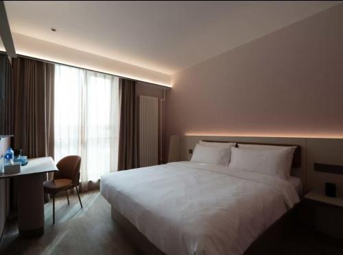 Hanting Express Sihai Bridge Summer Palace Branch near Summer Palace (Yiheyuan)