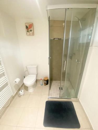 Баня, Appartement cosy à Arnouville - 34 m² avec vue jardin (Appartement cosy a Arnouville - 34 m² avec vue jardin) in Arnouville