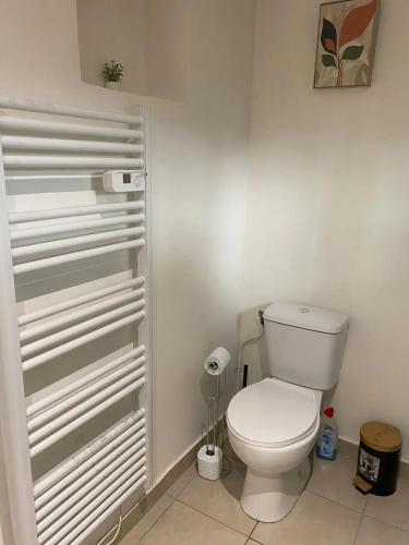 Баня, Appartement cosy à Arnouville - 34 m² avec vue jardin (Appartement cosy a Arnouville - 34 m² avec vue jardin) in Arnouville