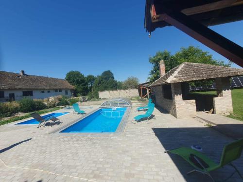 Peldbaseins, Korcsetta Vendégház (Korcsetta Vendeghaz) in Dávod