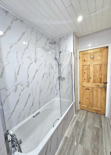 Spacious Haven with Free Parking, Glasgow (zdjęcie 6)
