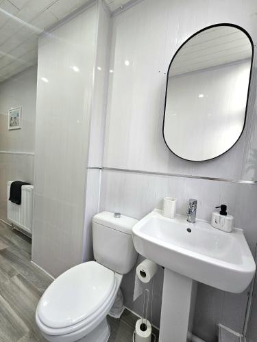 Spacious Haven with Free Parking, Glasgow (zdjęcie 5)