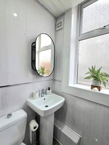 Spacious Haven with Free Parking, Glasgow (zdjęcie 7)
