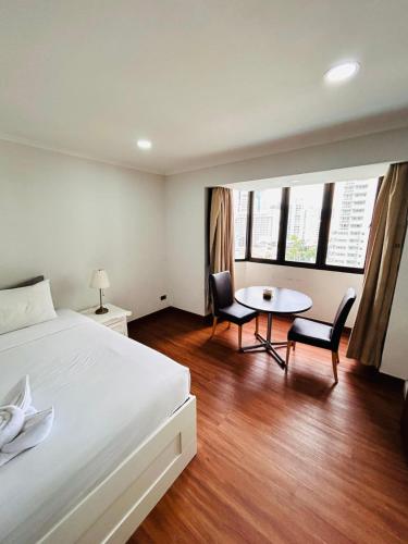 room detail thumbnail 1