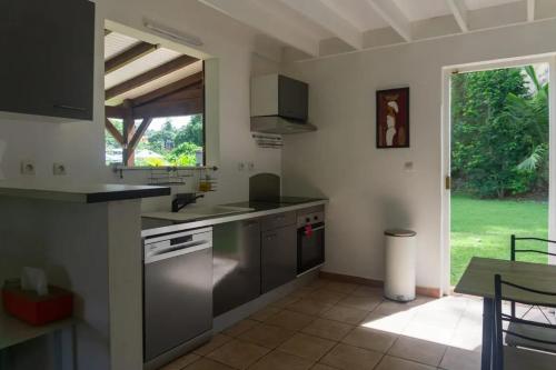 Maison chaleureuse aux Abymes avec jacuzzi relaxant in Les Abymes