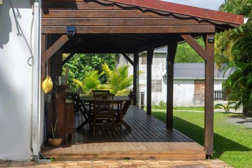 Maison chaleureuse aux Abymes avec jacuzzi relaxant in Les Abymes