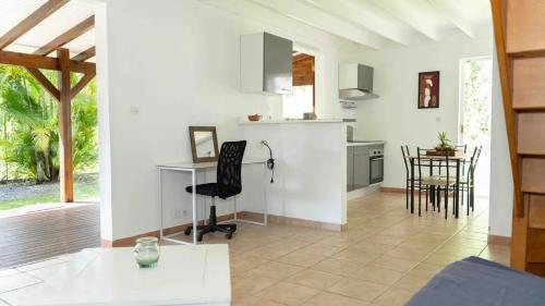 Maison chaleureuse aux Abymes avec jacuzzi relaxant in Les Abymes