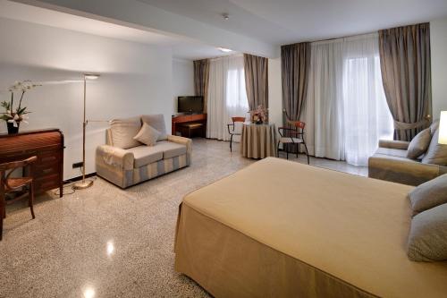 Hotel Gaudi - image 12