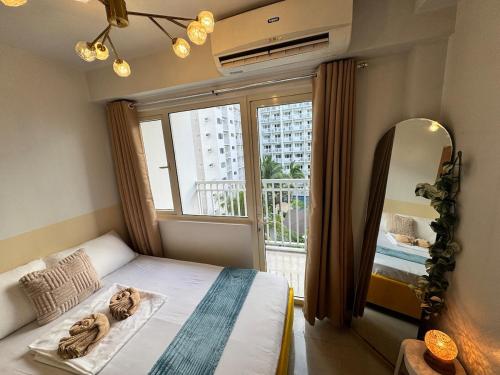 Shore Residences Banana Room with 2 Beds Good for 4 Guests Pool View Room 622 by Prime Stay, Manila