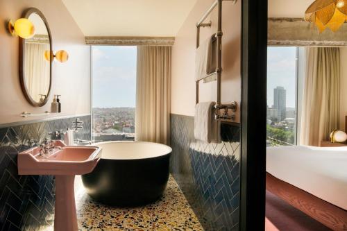 room detail thumbnail 2