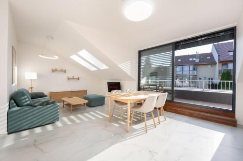 Large Apartment in a Quiet Area with Terrace & Free Garage, Brno (fotografie 10)