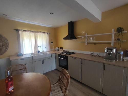 virtuve, GîtesDansLeLot - Occitanie (GitesDansLeLot - Occitanie) in Saint-Germain-du-Bel-Air