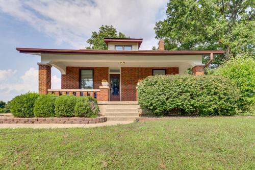 Remodeled Columbia Home: 14 Mi to St Louis