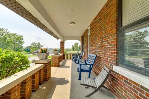 Remodeled Columbia Home: 14 Mi to St Louis in Columbia (IL)